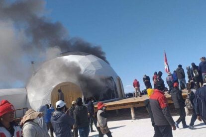 Quema de domos turísticos en Bolivia