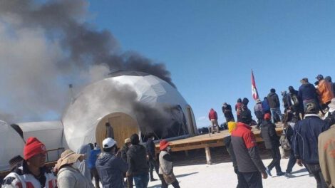 Quema de domos turísticos en Bolivia