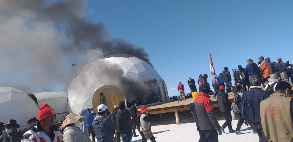 Quema de domos turísticos en Bolivia