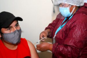 Joven recibe la vacuna anticovid