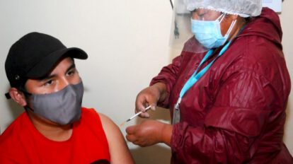 Joven recibe la vacuna anticovid