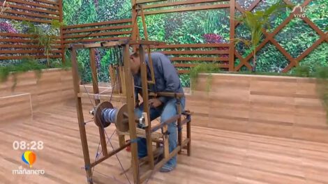 Guido Apaza creó la máquina Eco Telar que es única en el mundo