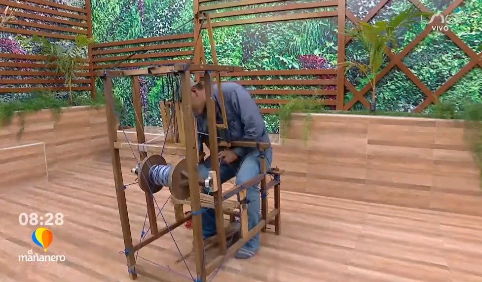 Guido Apaza creó la máquina Eco Telar que es única en el mundo