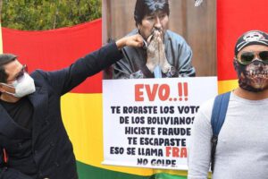 Activistas protestan contra el cierre del caso fraude electoral