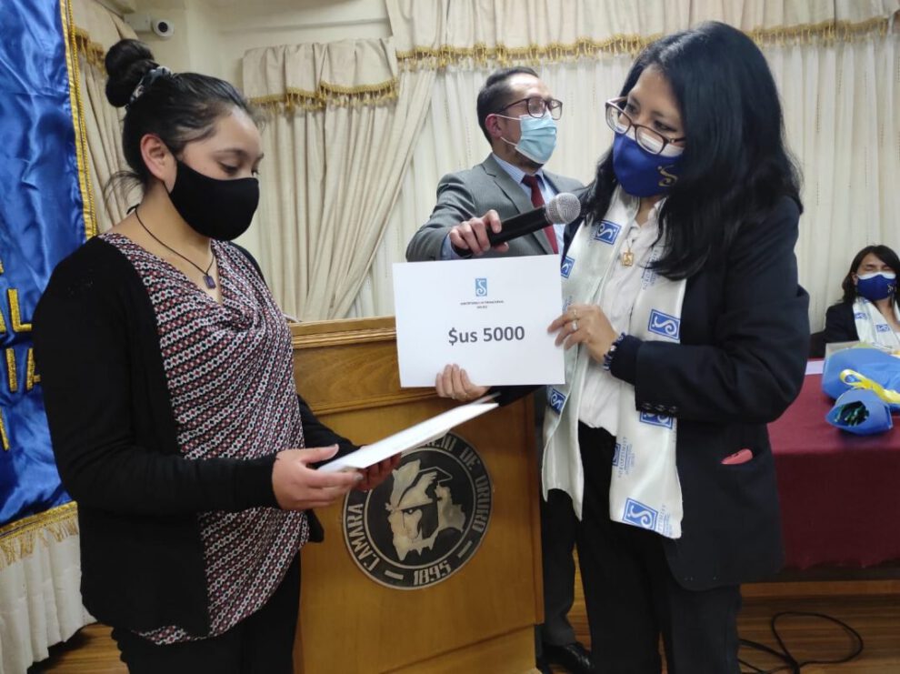 Premio Vive tu sueño entregado a Noelia Sofía Rojas
