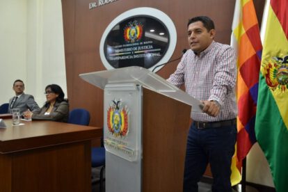 Viceministros de Defensa del Consumidor y Derechos Fundamentales posan con Álvaro Coimbra