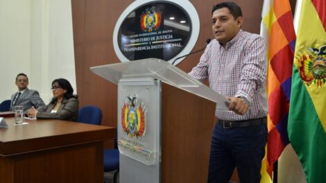 Viceministros de Defensa del Consumidor y Derechos Fundamentales posan con Álvaro Coimbra