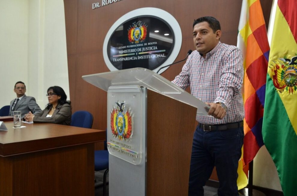 Viceministros de Defensa del Consumidor y Derechos Fundamentales posan con Álvaro Coimbra