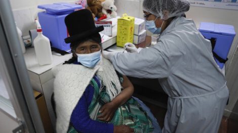 Boliviana recibiendo la vacuna contra el Covid-19 en La Paz