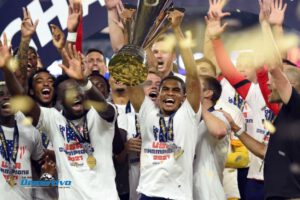 Integrantes de la selección estadounidense con el trofeo de campeón de la Copa Oro 2021