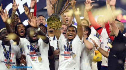 Integrantes de la selección estadounidense con el trofeo de campeón de la Copa Oro 2021