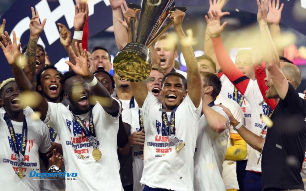 Integrantes de la selección estadounidense con el trofeo de campeón de la Copa Oro 2021