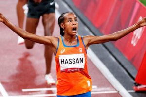 Sifan Hassan ganadora de la medalla de oro en los 5.000 metros planos