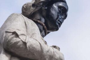 Liberación de jóvenes que atentaron contra el monumento a Cristobal Colón