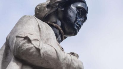Liberación de jóvenes que atentaron contra el monumento a Cristobal Colón