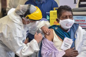 Persona mayor a 18 años recibiendo la vacuna contra el Covid-19 en Cochabamba