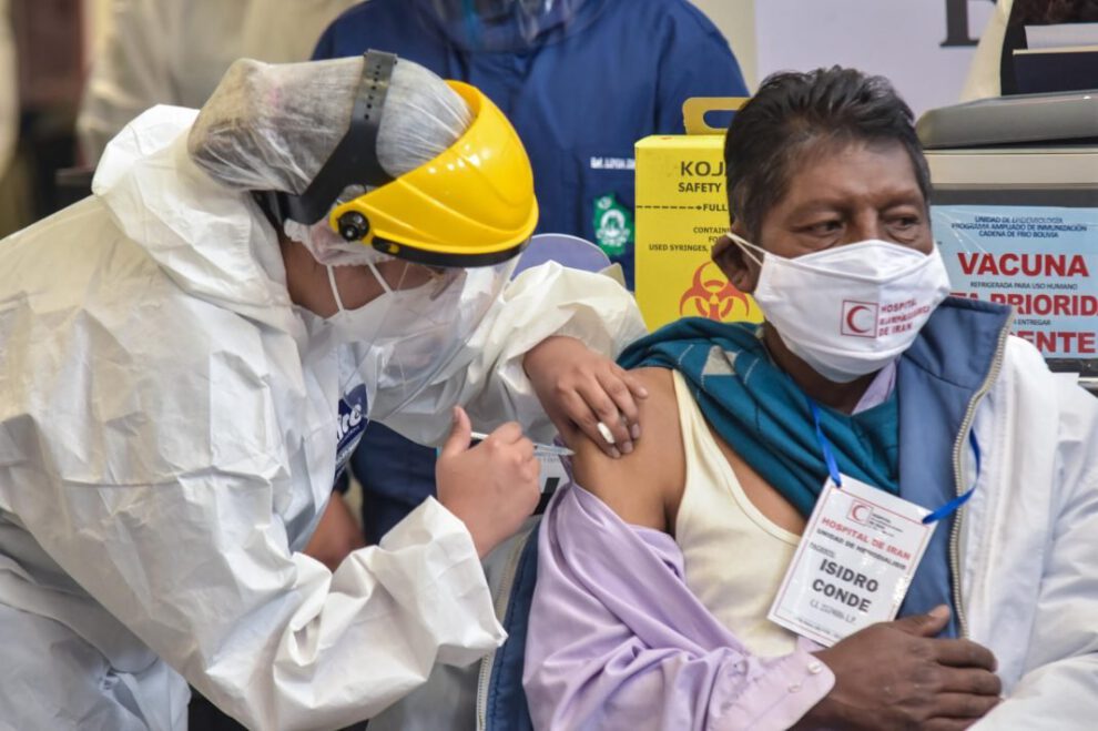 Persona mayor a 18 años recibiendo la vacuna contra el Covid-19 en Cochabamba