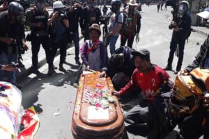 Gasificación de manifestantes en La Paz pidiendo justicia