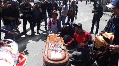 Gasificación de manifestantes en La Paz pidiendo justicia