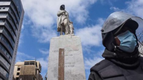 Debate sobre la identidad en Bolivia tras vandalismo de la estatua de Colón