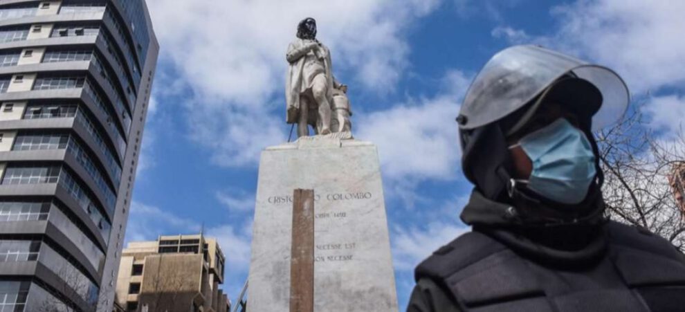 Debate sobre la identidad en Bolivia tras vandalismo de la estatua de Colón