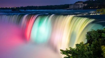 Cataratas del Niágara iluminadas en rojo, amarillo y verde por la Independencia de Bolivia