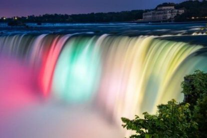Cataratas del Niágara iluminadas en rojo, amarillo y verde por la Independencia de Bolivia
