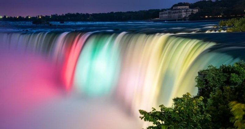 Cataratas del Niágara iluminadas en rojo, amarillo y verde por la Independencia de Bolivia