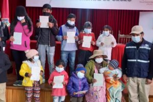 Certificados de nacimiento entregados a la familia Apaza Bautista