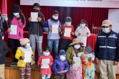 Certificados de nacimiento entregados a la familia Apaza Bautista