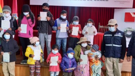 Certificados de nacimiento entregados a la familia Apaza Bautista