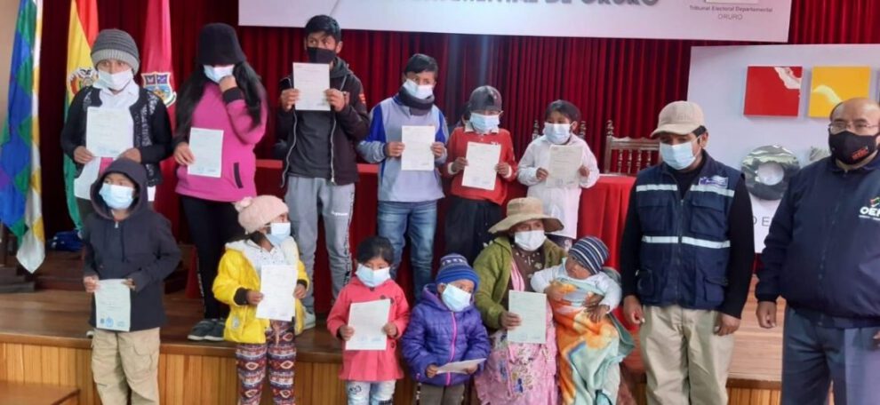 Certificados de nacimiento entregados a la familia Apaza Bautista