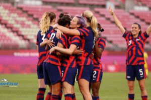 Festejo de las integrantes de la selección norteamericana en fútbol femenino tras vencer a Australia