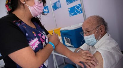 Una enfermera vacuna contra la Covid-19 a un adulto mayor