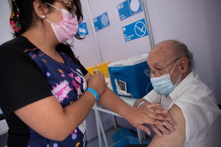 Una enfermera vacuna contra la Covid-19 a un adulto mayor