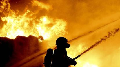 Incendio en Estambul provoca una gran columna de humo