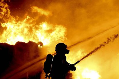 Incendio en Estambul provoca una gran columna de humo