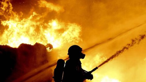 Incendio en Estambul provoca una gran columna de humo