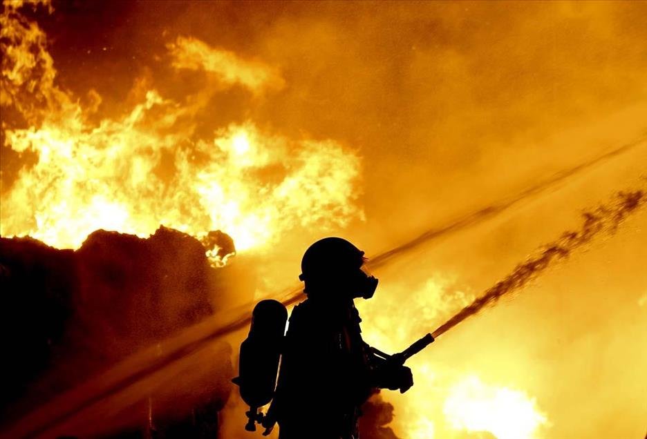 Incendio en Estambul provoca una gran columna de humo