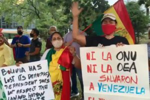 Protestas en embajada de Bolivia en EE.UU. contra el Presidente Luis Arce