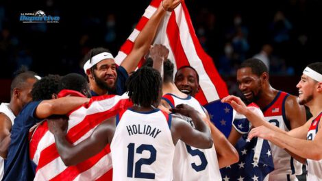 Festejo de los norteamericanos por la conquista de la medalla de oro en el baloncesto