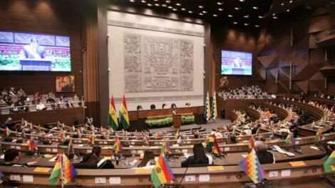 Sesión en la ALP causa una ola de críticas contra los legisladores