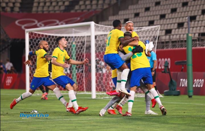 Festejo de los brasileños por alcanzar el objetivo de quedarse con la medalla de oro en el fútbol