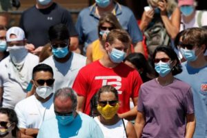 Estadounidenses usando mascarillas durante la pandemia de Covid-19 en EE.UU.