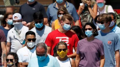 Estadounidenses usando mascarillas durante la pandemia de Covid-19 en EE.UU.