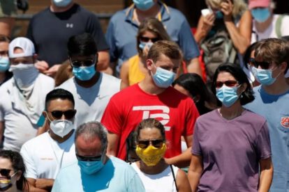 Estadounidenses usando mascarillas durante la pandemia de Covid-19 en EE.UU.