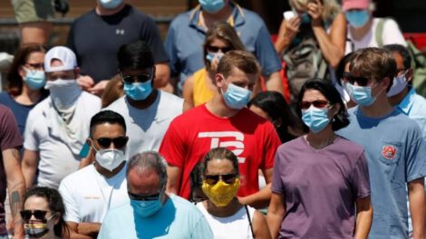 Estadounidenses usando mascarillas durante la pandemia de Covid-19 en EE.UU.