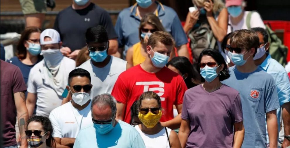 Estadounidenses usando mascarillas durante la pandemia de Covid-19 en EE.UU.