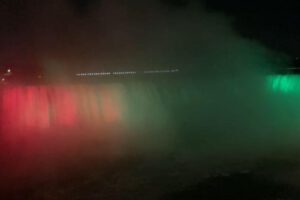 Cataratas del Niágara iluminadas con los colores de la Bandera de Bolivia