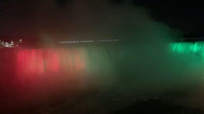 Cataratas del Niágara iluminadas con los colores de la Bandera de Bolivia